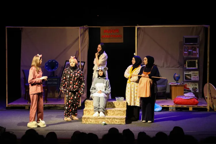 Retro Tiyatro Topluluğu’ndan Unutulmaz Performans!