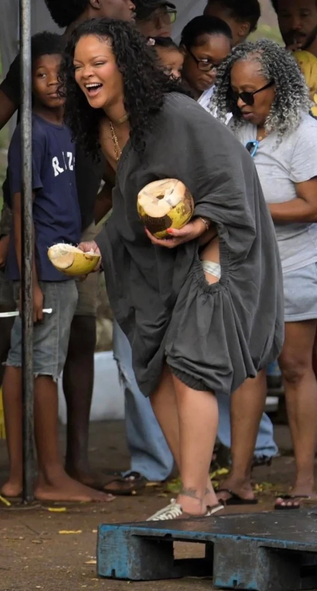 Rihanna’nın Barbados’taki cesur moda tercihiyle ilgili detaylar