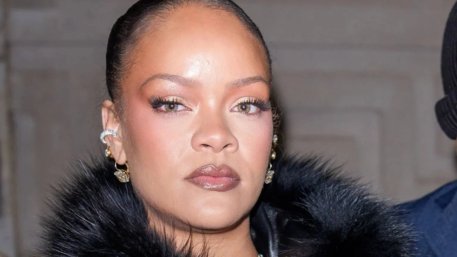 Rihanna’nın Evinin Önüne Ateş Açan Kadın Yargılanıyor!