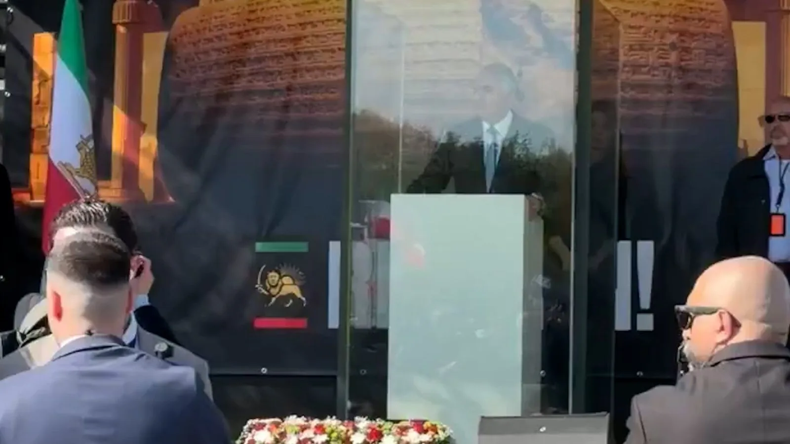 Rıza Pehlevi’ye Kırmızı Boya, Tepkiler Çığ Gibi!