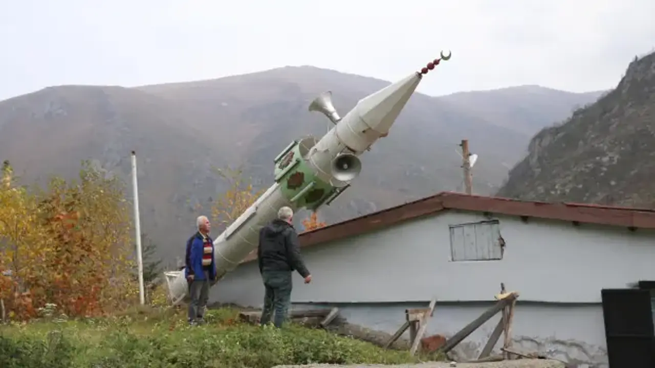 Rize’de 7 metrelik minareyi “kış uykusuna” yatırıyorlar! Görenler şaşkın