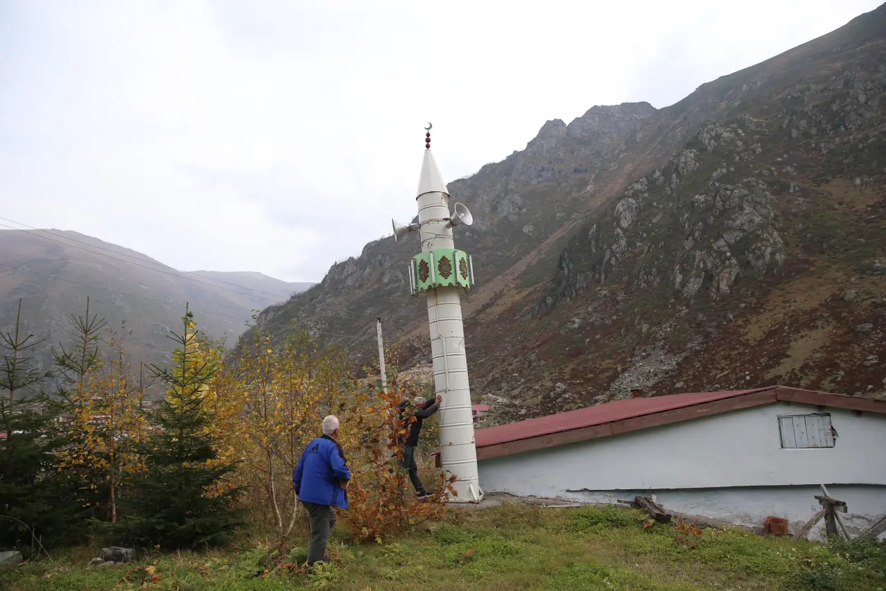 Kış boyunca brandayla örtülen minare, ilkbaharda karların erimesi ve yayla yollarının açılmasıyla yeniden kaldırılıyor.