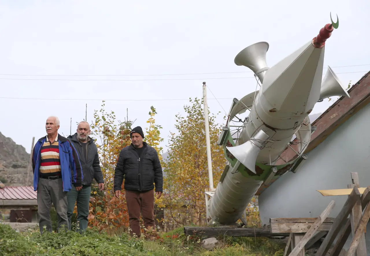 Minarenin üzerinde bulunan elektrik kabloları ve hoparlörler de kış hazırlığı sırasında brandayla örtülerek yağıştan korunuyor.