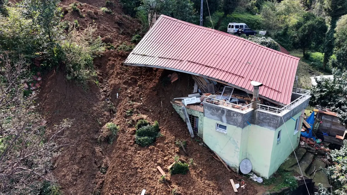 6 kişilik ailenin evi çamur doldu, mahsur kaldılar! Pencere sayesinde hayata tutundular 6