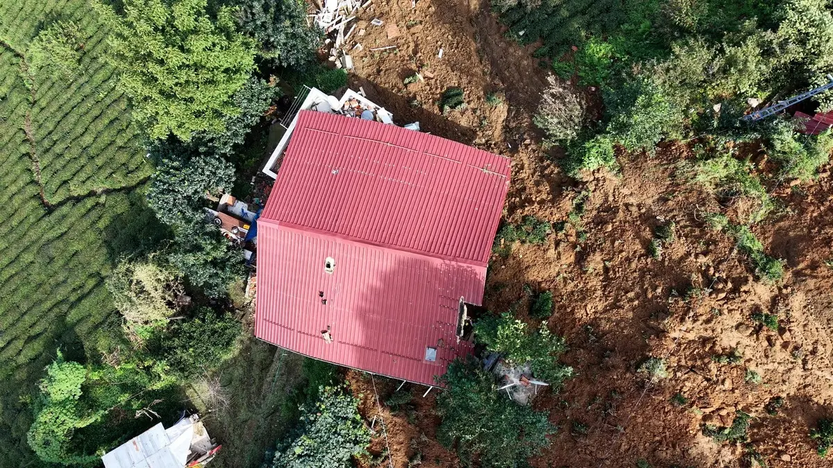6 kişilik ailenin evi çamur doldu, mahsur kaldılar! Pencere sayesinde hayata tutundular 4