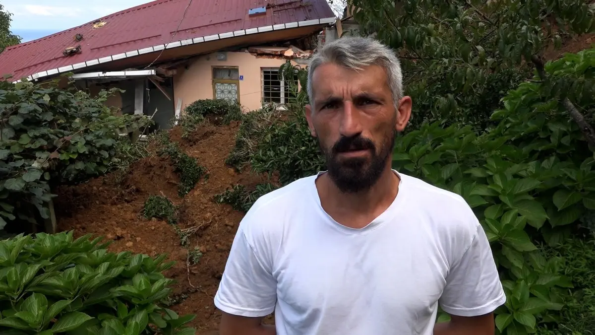 6 kişilik ailenin evi çamur doldu, mahsur kaldılar! Pencere sayesinde hayata tutundular 8