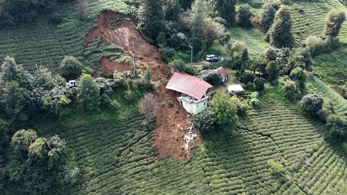 6 kişilik ailenin evi çamur doldu, mahsur kaldılar! Pencere sayesinde hayata tutundular 5