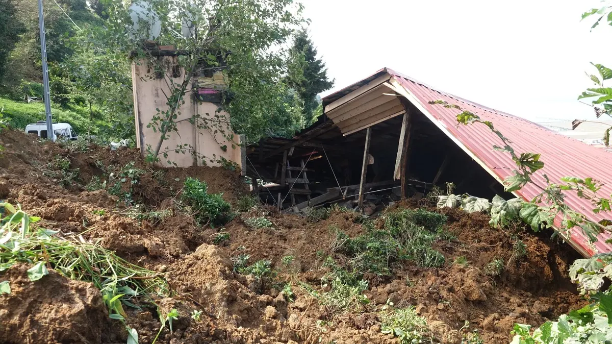 6 kişilik ailenin evi çamur doldu, mahsur kaldılar! Pencere sayesinde hayata tutundular 2