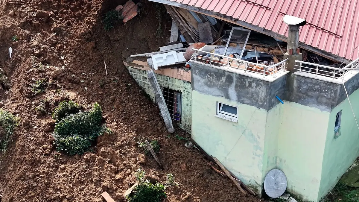 6 kişilik ailenin evi çamur doldu, mahsur kaldılar! Pencere sayesinde hayata tutundular 7