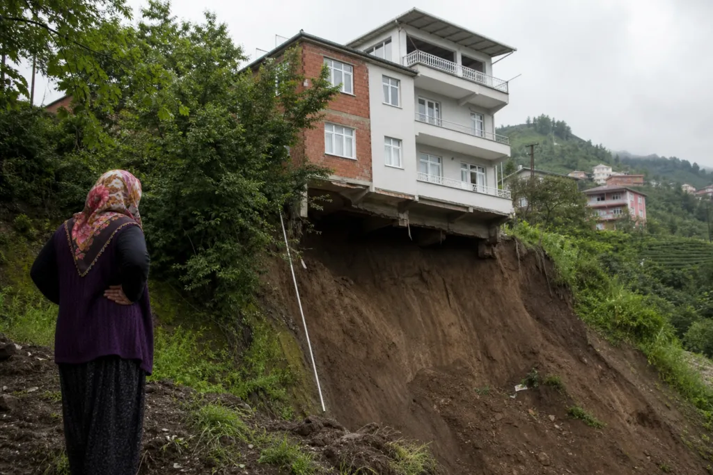 Rize Pazar’da Heyelan: 3 Katlı Konut Askıda Kaldı