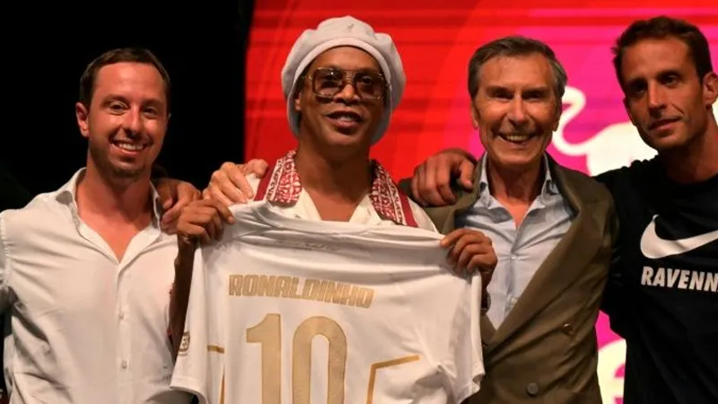 Ronaldinho 11 Yıl Aradan Sonra Sahalara Dönüyor!