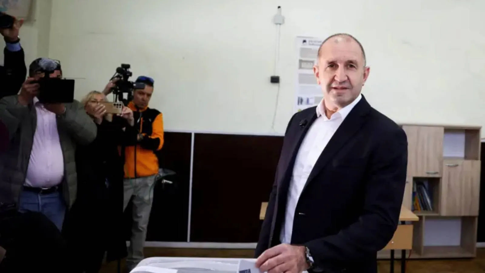 Rumen Radev, Bulgaristan’da Seçimi Kazandı!