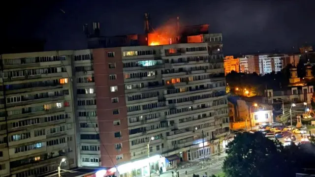 Romanya'nın Galati kentinde 29 Mayıs'ta İHA isabet eden binanın dışarıdan görüntüsü. Üst katlarında yangın çıktığı görülüyor