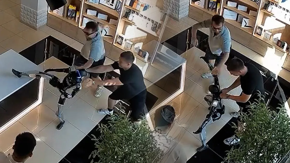 Rusya’da İnsansı Robotun Tekme Atma Anı Şaşırttı!