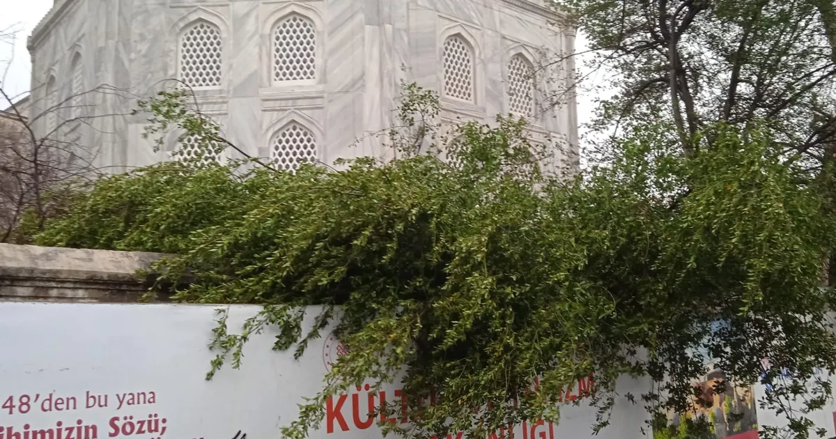 Rüzgar Ayasofya’da Minare Alemini Devrildi!