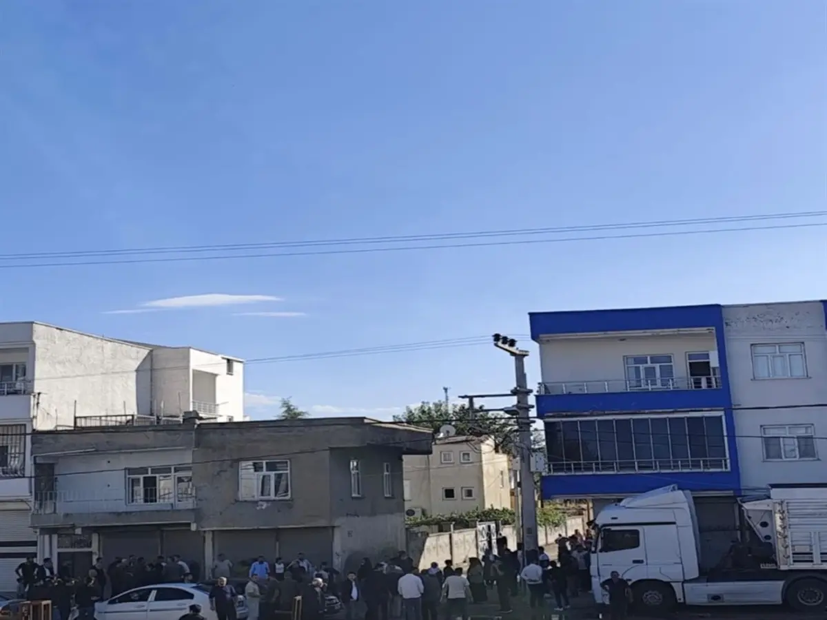 Diyarbakır da feci olay: Elektrik akımına kapılan usta öldü, 2 çırağı ağır yaralandı 3