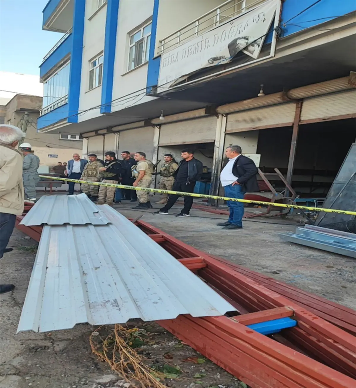Diyarbakır da feci olay: Elektrik akımına kapılan usta öldü, 2 çırağı ağır yaralandı 2