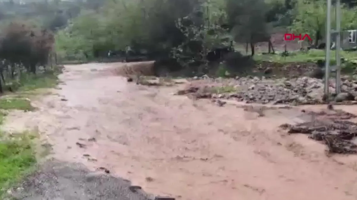 Sağanak Yağış, Esenyurt’ta Hayatı Felç Etti