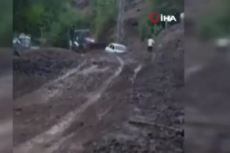 Sağanak Yağış Sonrası Taşkın, Yollar Kapatıldı!