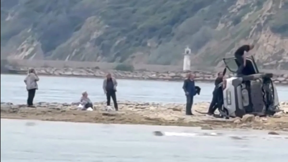 Sahil Yolu Kaza: Otomobil Kumsala Uçtu!
