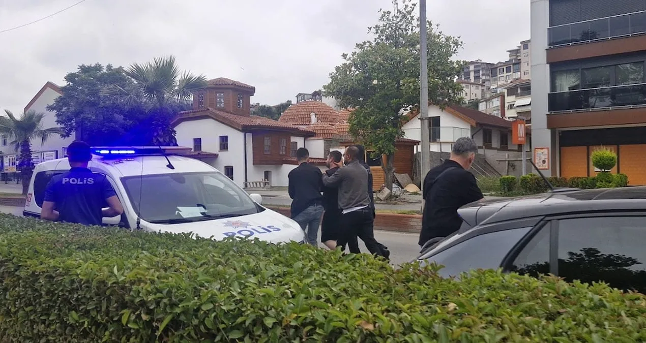 Sahilde Gül İsteyen Mühendis Bıçakla Tehdit Etti!