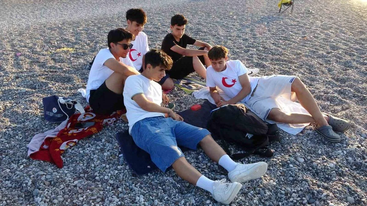 Sahilde Milli Heyecan: Antalya’da Renkli Anlar