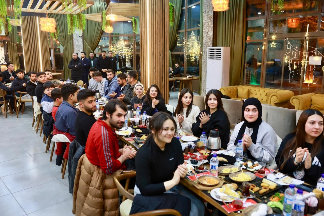 Sahurda Sporcularla Buluşan Başkan Arı