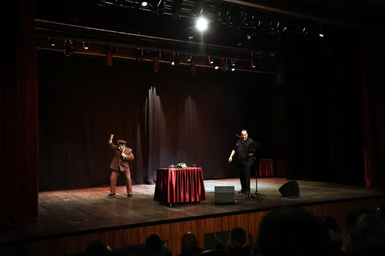 Sakarya’da “Yeni 80’ler 90’lar Gülümseten Hatıralar” Oyunu Sahnelendi