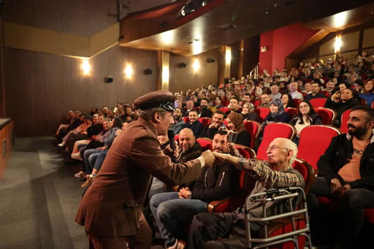 Sakarya’da “Yeni 80’ler 90’lar Gülümseten Hatıralar” Oyunu Sahnelendi