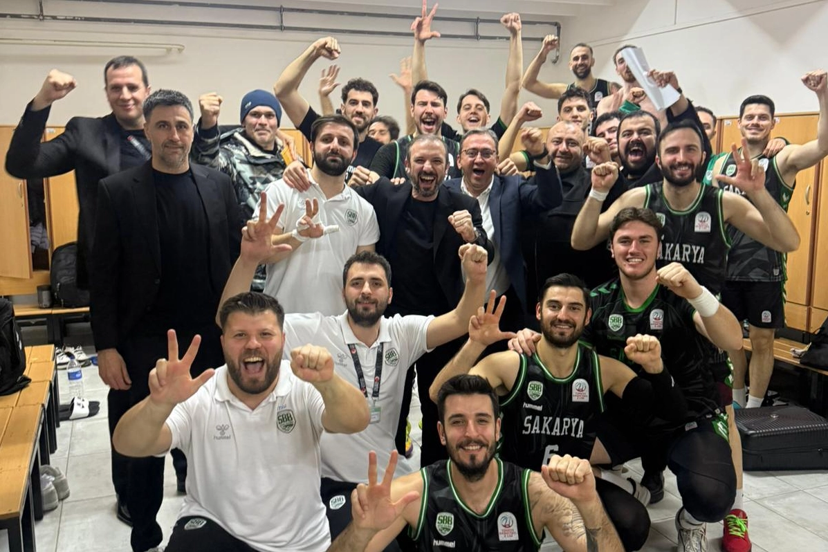 Sakarya, İzmir’de Zorlu Galibiyetiyle 13’te 13!
