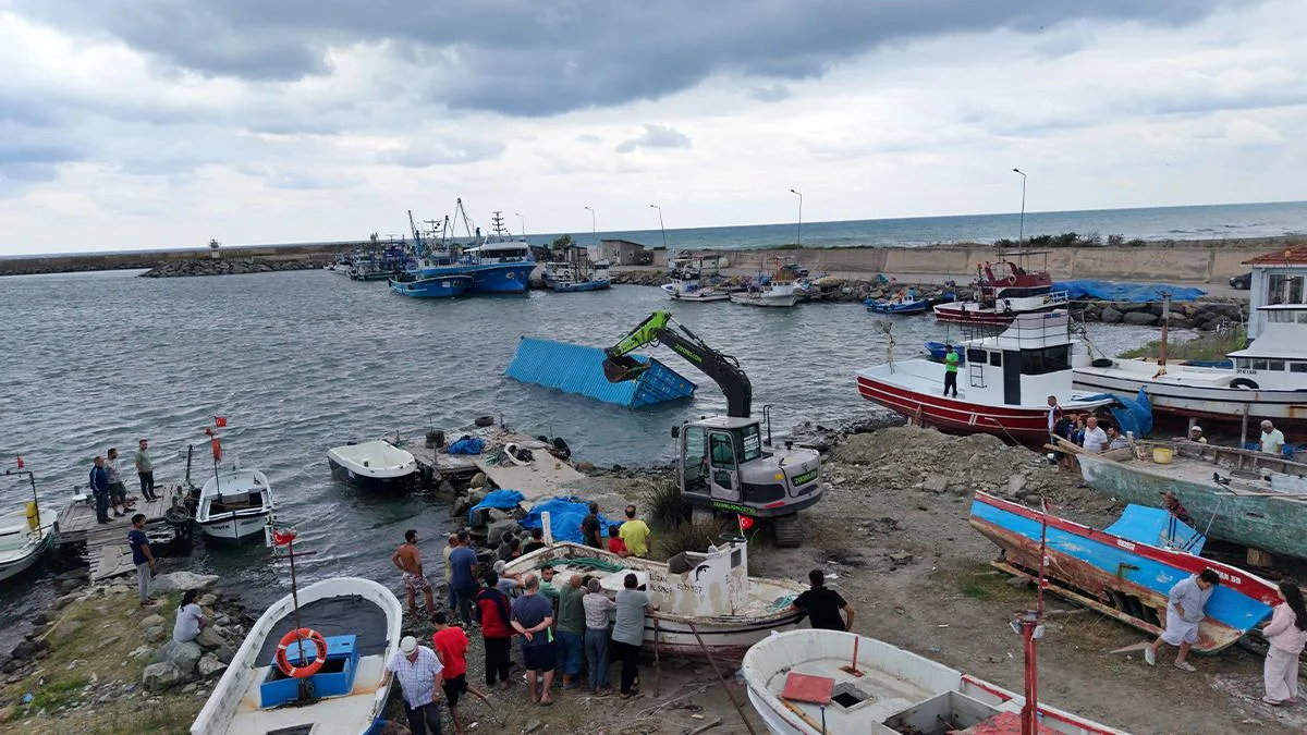 Samsun’da Balıkçılar Konteyner Çekti, İçinden Çay Çıktı!
