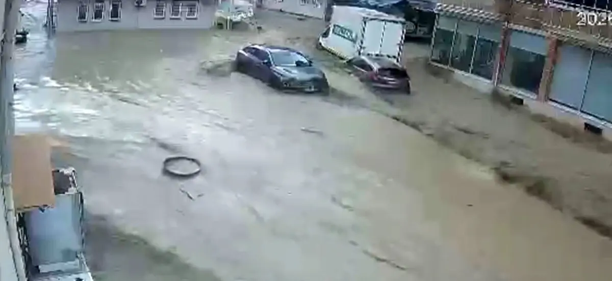 Samsun’da can pazarı yaşandı: Araçlar sürüklendi, dehşet anları kameraya yansıdı! 5