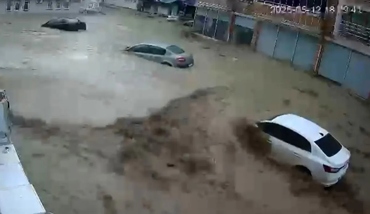 Samsun’da can pazarı yaşandı: Araçlar sürüklendi, dehşet anları kameraya yansıdı! 2