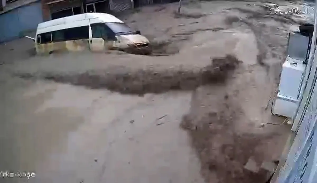 Samsun’da can pazarı yaşandı: Araçlar sürüklendi, dehşet anları kameraya yansıdı! 6