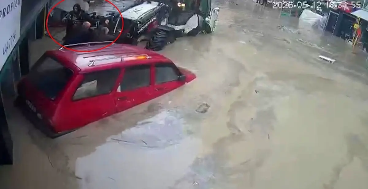 Samsun’da can pazarı yaşandı: Araçlar sürüklendi, dehşet anları kameraya yansıdı! 4
