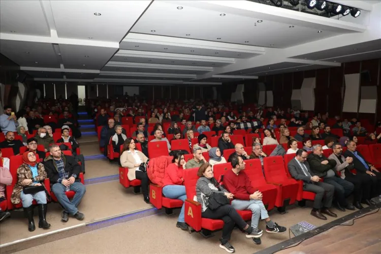 Konserde eser seslendiren Türk Halk Müziği Korosu