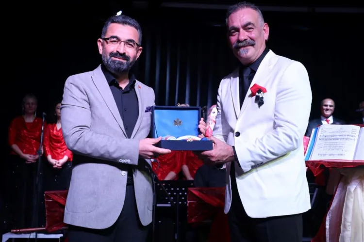 Konserin sona ermesiyle birlikte duygu dolu anlar