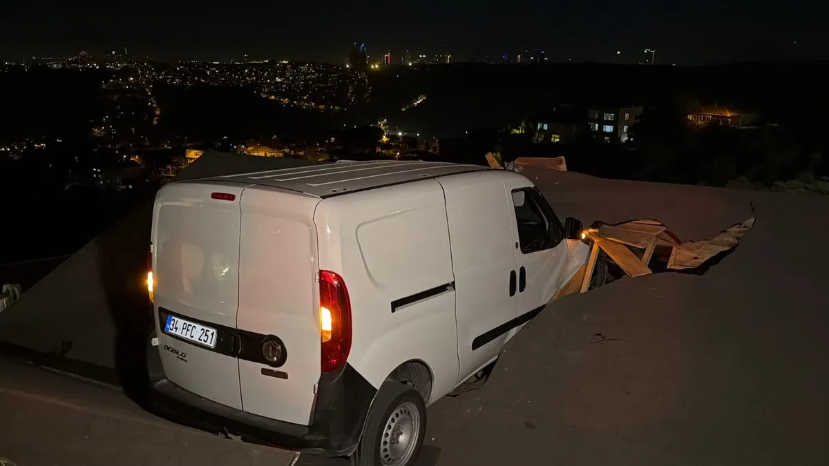 Sarıyer’de Kazaya Yol Açan Araç Ev Çatısına Düştü