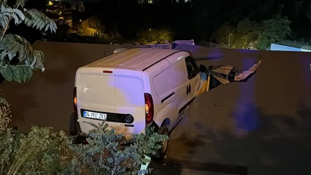 Sarıyer’de Kazaya Yol Açan Araç Ev Çatısına Düştü