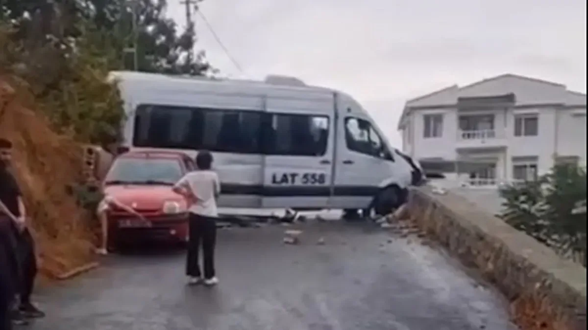 Sarıyer’de Okul Servisi Kaza Yaptı: Şoför Yaralı!