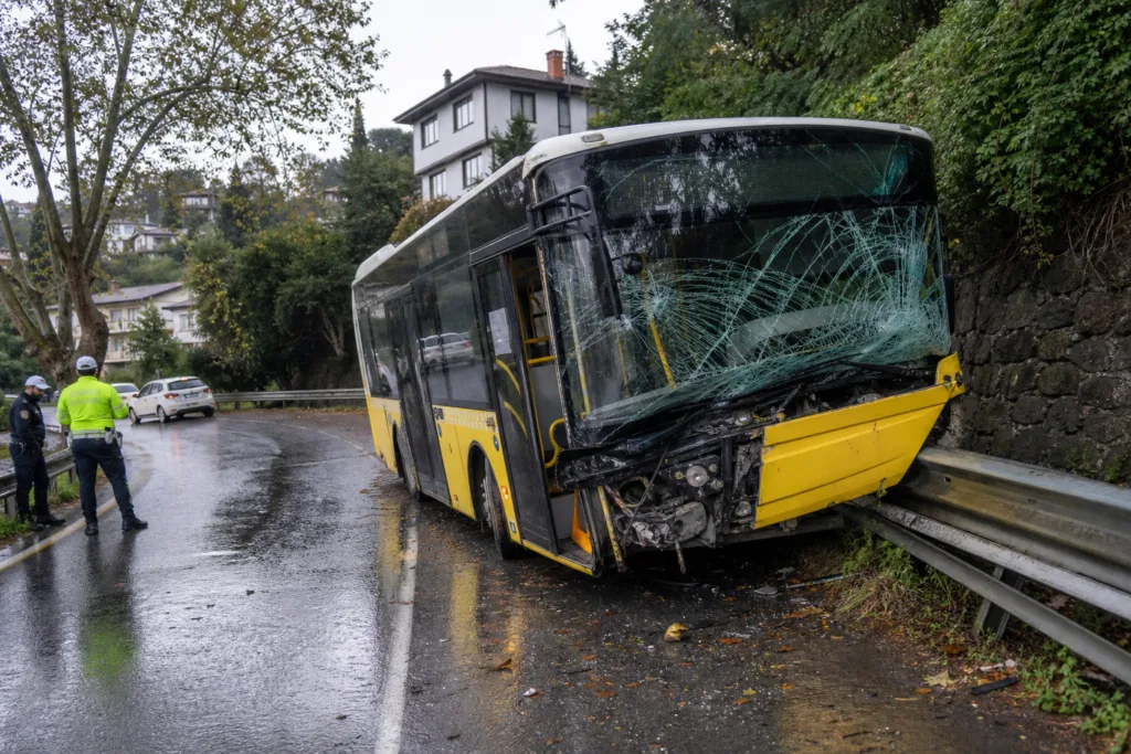 Sarıyer’de Otobüs Bariyere Çarptı: Olayın Detayları