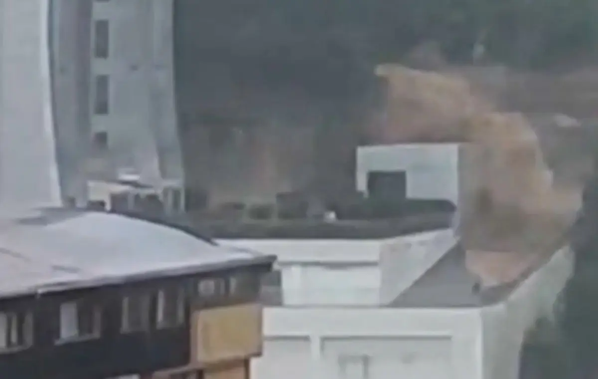 Sarıyer de hayatı felç eden sel suları böyle gelmiş! Çatıdan akmış, son anda... 2