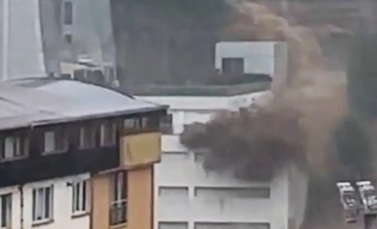 Sarıyer de hayatı felç eden sel suları böyle gelmiş! Çatıdan akmış, son anda... 3