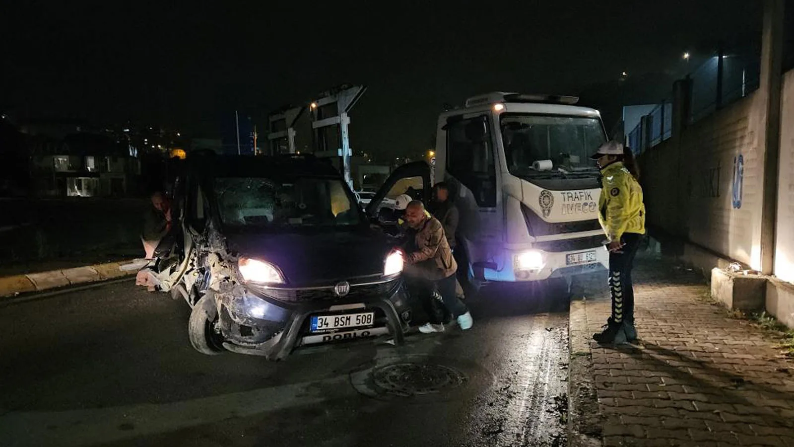 Sarıyer’de Tıra Çarpan Sürücü Olay Yerinden Kaçtı