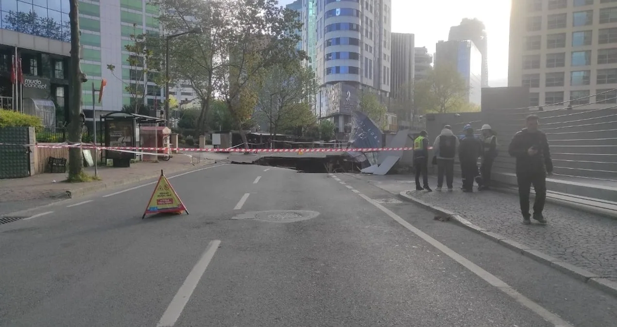 Sarıyer’de Yol Çöktü, Caddeler Trafeğe Kapandı