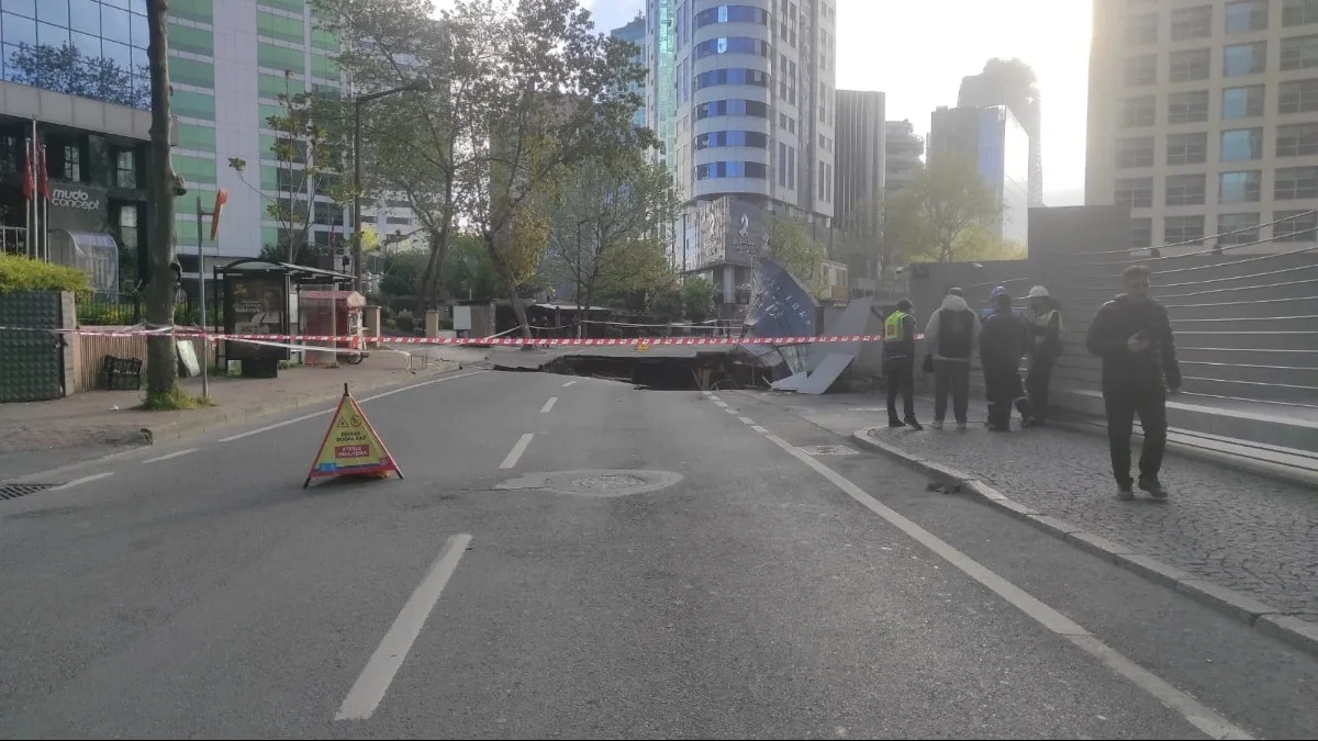 Yol Çökmesi