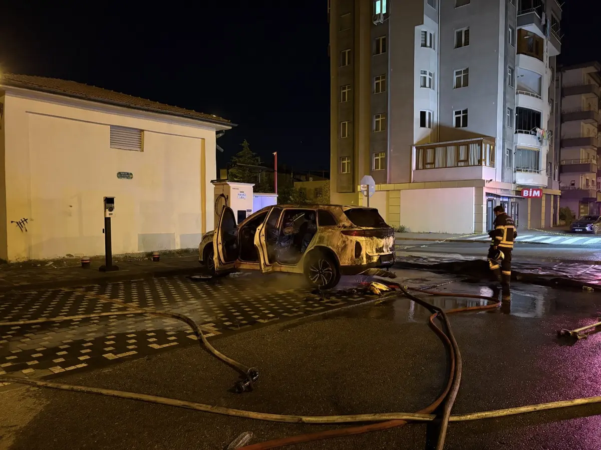 Elektrikli araç bomba gibi patladı! O anlar kameraya saniye saniye yansıdı 2