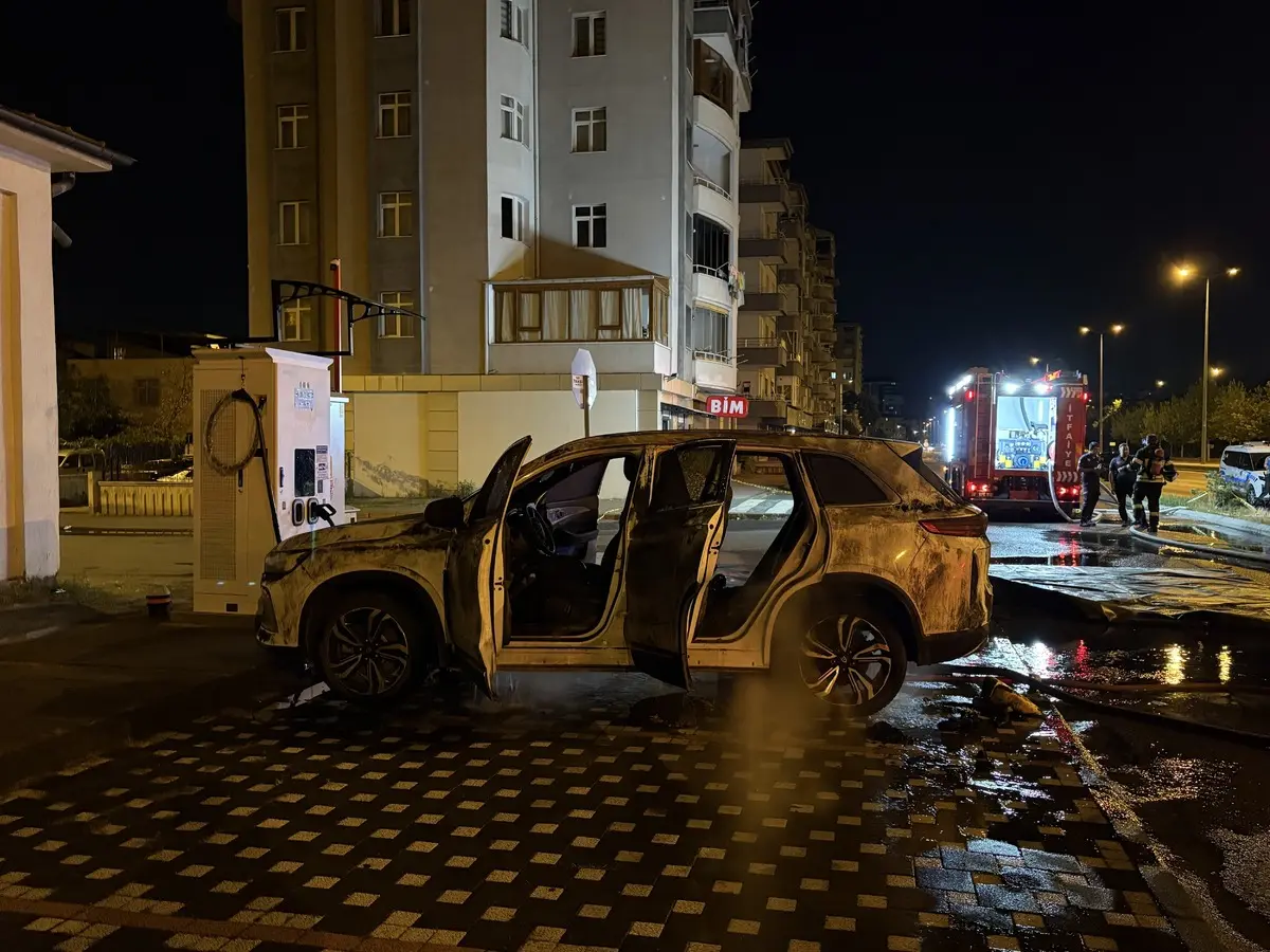 Elektrikli araç bomba gibi patladı! O anlar kameraya saniye saniye yansıdı 3