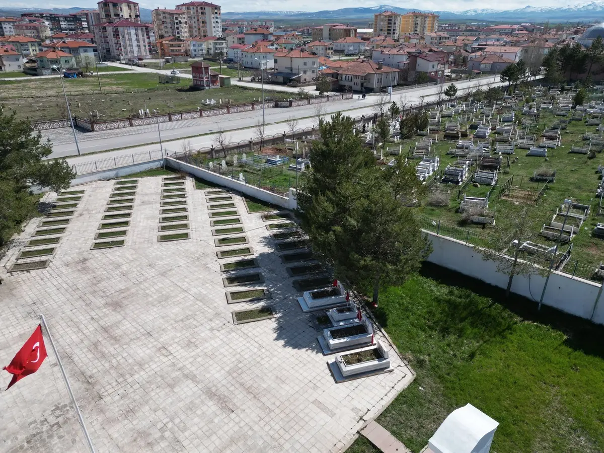 Şehitlerin mezarlarıyla sivillerin mezarları arasındaki fark gündem oldu! 4