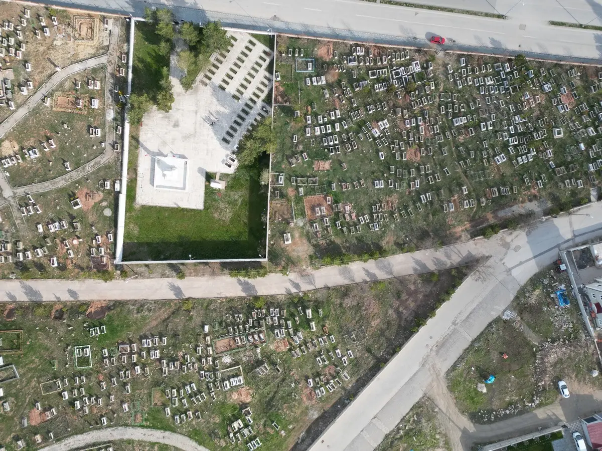 Şehitlerin mezarlarıyla sivillerin mezarları arasındaki fark gündem oldu! 3